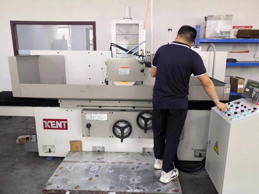 建德磨床走進全球熱流道制造知名廠商